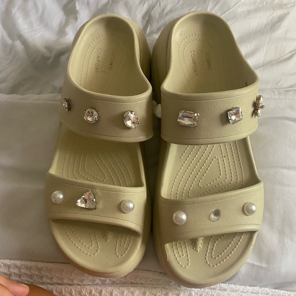 EUC womens Crocs Classic Crush in Bone, size 13
